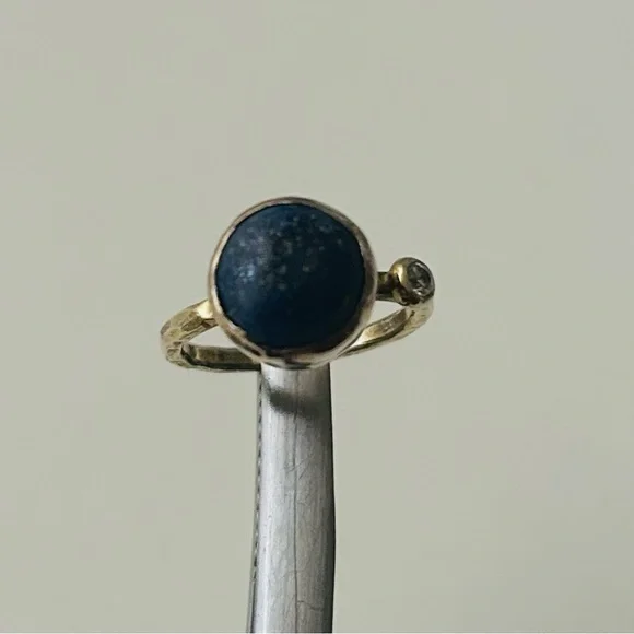 Lapis Lazuli blue stone ring with diamond and wide hammered gold band - Picture 3 of 6
